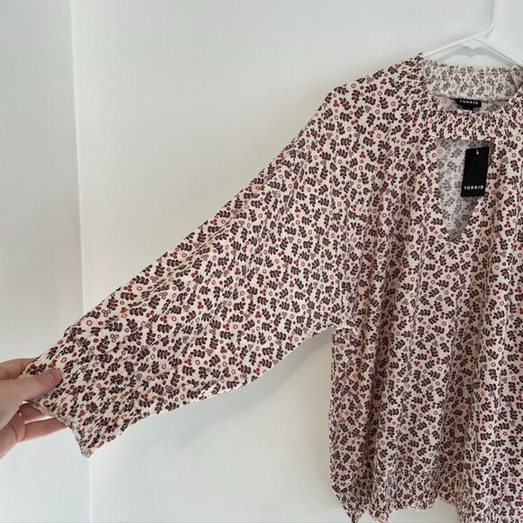 NEW NWT TORRID 4 Plus Size Textured Jersey Choker Neck Smocked Bottom Top Floral - Picture 9 of 15